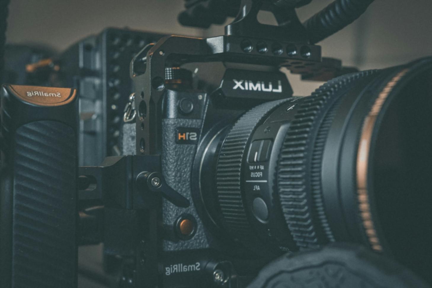 Étudiant travaillant sur un projet de montage vidéo professionnel